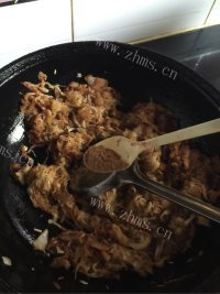 家常东北炒酸菜做法图解10)