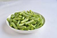 家常菜干煸豆角做法图解1)