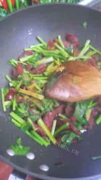 家常菜芹菜炒腊肠做法图解3)