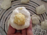 香喷喷的香软奶黄包做法图解11)