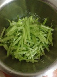 家常芹菜炒肉丝做法图解1)
