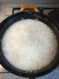美味的皮蛋瘦肉粥做法图解5)