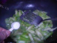 家常菜素炒芹菜做法图解6)
