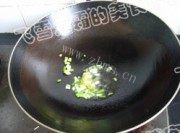 美味的鲫鱼青菜汤做法图解3)