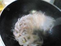 美味的油爆河虾做法图解3)