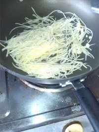 醋溜土豆丝做法图解4)