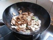 蘑菇肉片做法图解3)