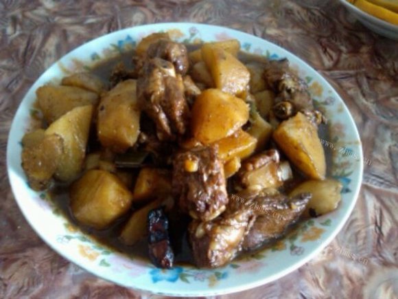喷香的土豆焖鸡块