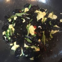 美味佳肴般的木耳炒鸡蛋做法图解10)