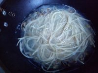 美味的鸡蛋淡菜干烩面做法图解6)