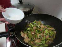 家常菜五花肉炒芹菜做法图解6)