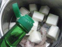 美味的冬瓜薏米排骨汤做法图解8)