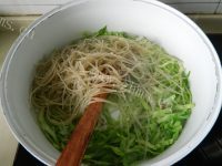 美味的包菜炒粉丝做法图解6)