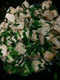 家常菜韭菜炒豆腐做法图解8)