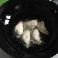 美味的韭菜盒子做法图解9)