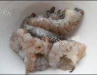 家常菜豌豆炒虾仁做法图解1)