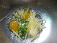土豆丝鸡蛋饼自制做法图解2)