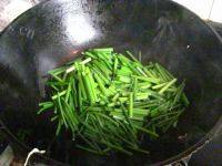 美味的韭菜苔炒鸡蛋做法图解7)
