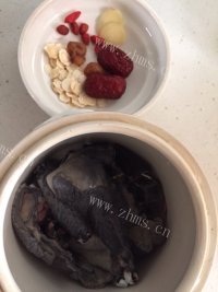 美味的红枣乌鸡汤做法图解2)