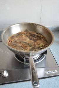 家常菜香酥小鲫鱼做法图解9)
