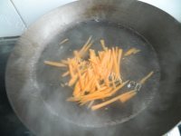 鲜香美味豆苗鱿鱼煲仔饭做法图解10)