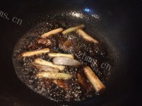 诱人的排骨炖豆角做法图解3)