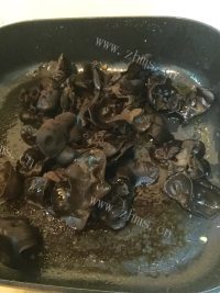好吃的云耳卤肉做法图解6)
