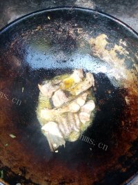 麻辣的辣椒煮蒸鱼做法图解4)