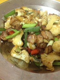 家常菜五花肉炒菜花