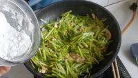 家常菜蒜苗炒鸡蛋做法图解8)