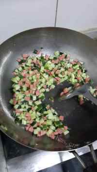 美味的酱油炒饭做法图解4)