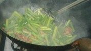 家常菜肉炒蒜台做法图解5)