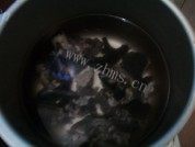 色味俱全的当归乌鸡汤做法图解3)