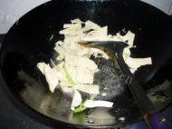 美味的芹菜炒豆皮做法图解3)