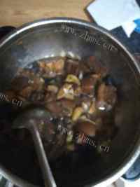 美味的土豆香菇红烧肉做法图解7)
