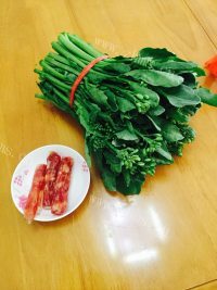 家常菜腊肠炒芥兰做法图解1)