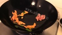 家常菜胡萝卜炒菜花做法图解6)