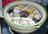 美味的玉米莲藕排骨汤做法图解4)