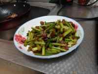 家常菜蒜苔炒肉