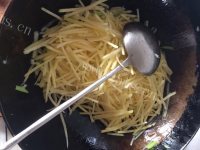 好吃的醋溜土豆丝做法图解4)