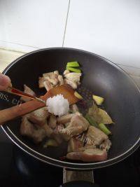 家常蒜薹红烧肉做法图解4)