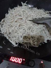 妈妈教我做孜然肉丝面筋做法图解6)