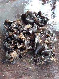 家常菜木耳炒肉片做法图解2)