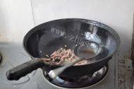 「DIY美食」蒜薹炒肉做法图解3)