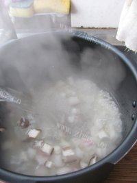 美味早餐山药萝卜粥做法图解8)