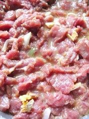 家常炒牛肉做法图解1)