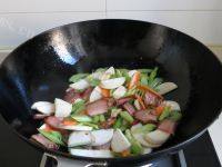 家常菜腊肉炒芹菜做法图解6)