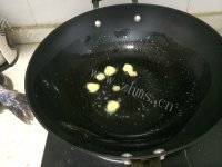 香气浓郁的鲫鱼汤做法图解2)