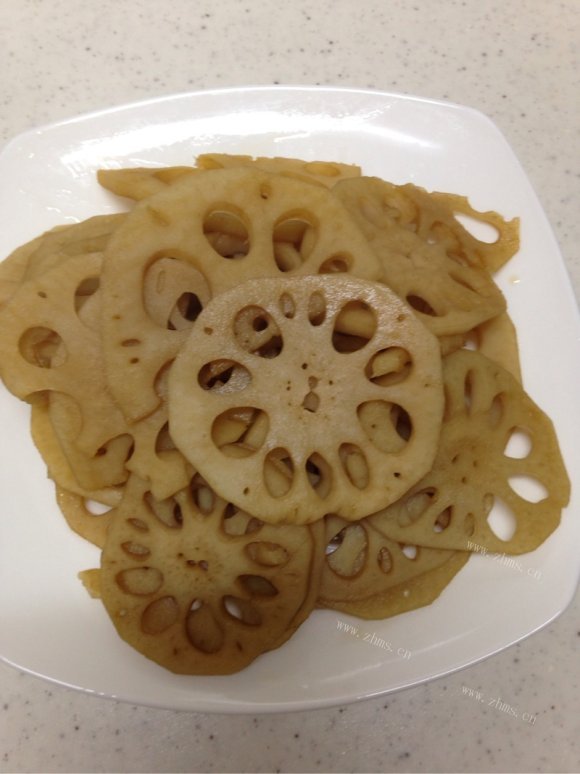 色泽鲜亮的清炒藕片