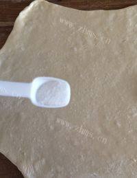 自制葱油饼做法图解7)